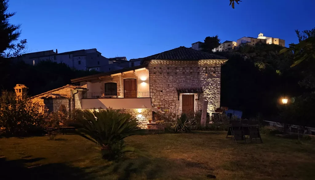 bed-and-brakfast-pietrelcina-vista-centro-storico-di-notte-skyline